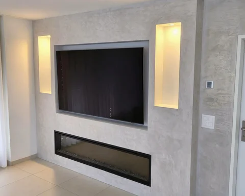 Moderne TV-Wand mit Spachtelputz und Kamin