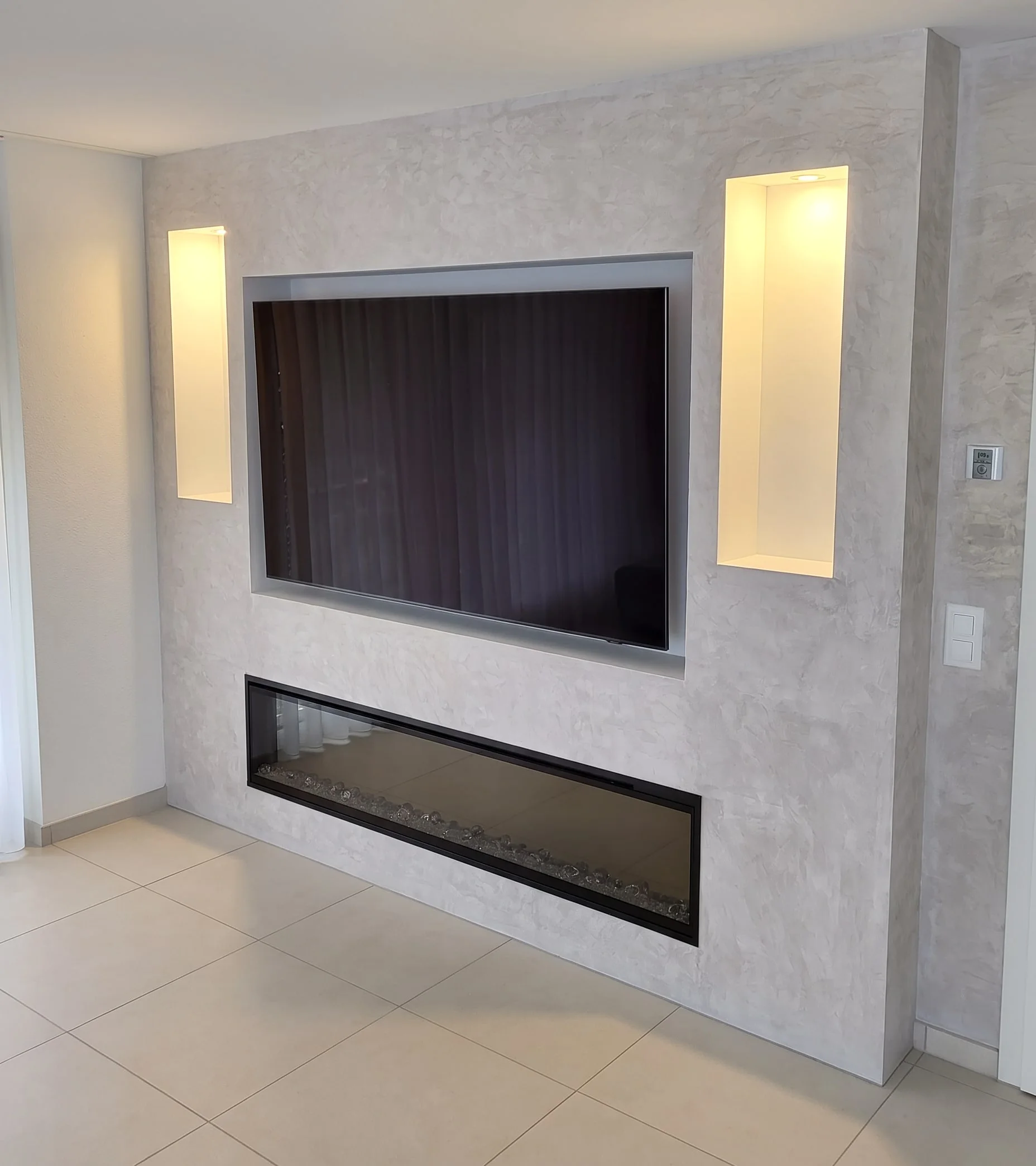 Modern gestaltete Wand mit strukturiertem Putz und Kamin