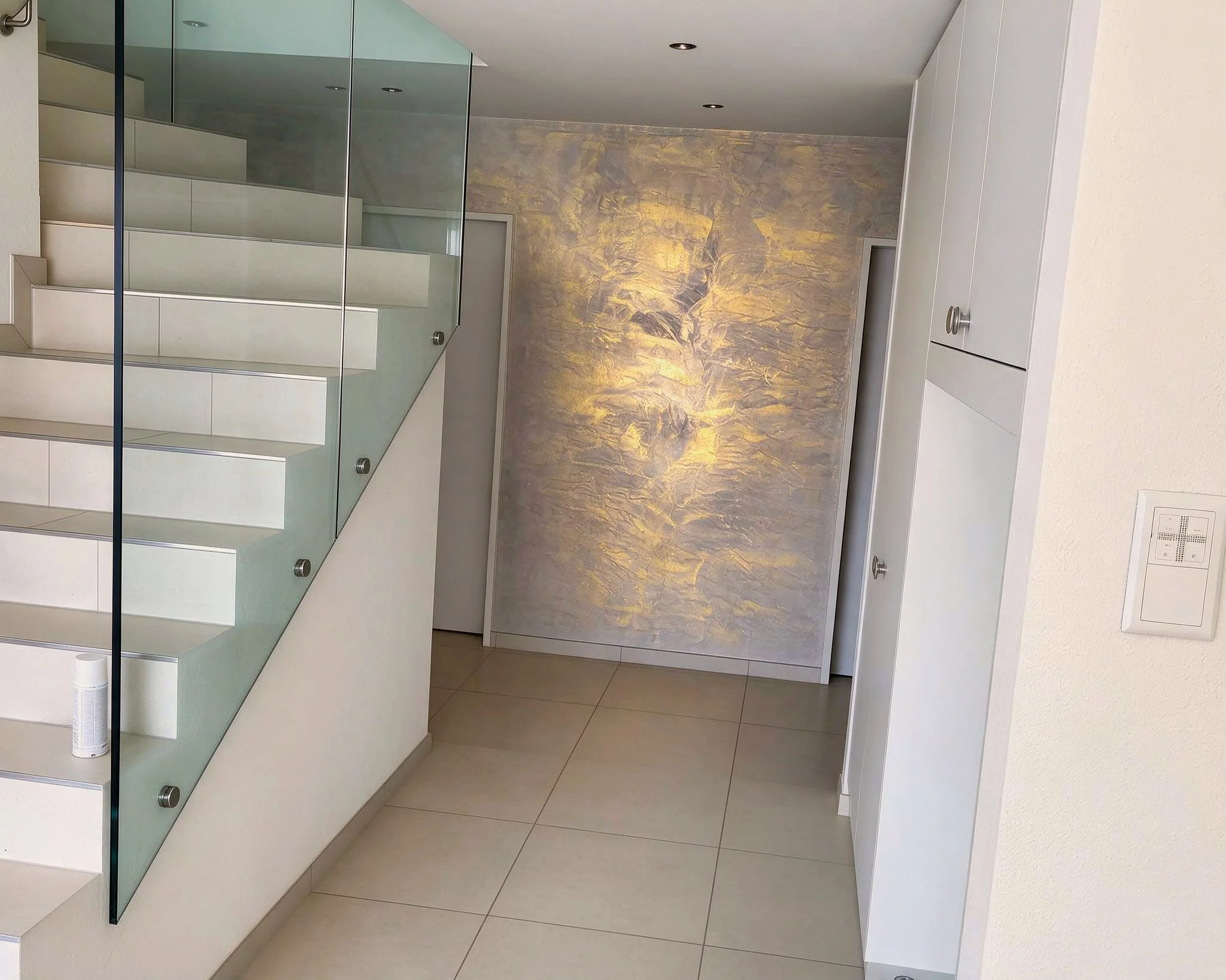 Spiegelglatte Stucco Veneziano Wand mit edler Marmorierung